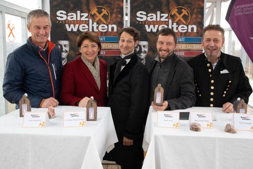 Salzwelten Hallein - Sonderführung "Mit Gruber in
die Grube" anlässlich der Landesaustellung Foto: Mike Vogl -
VOGL-PERSPEKTIVE.AT - 24.11.2018 Franz Pölzleitner (Gästeservice
Tennengau), Eveline Sampl-Schiestl (Stadträtin Hallein), Heimo Thiel
(Gruberdarsteller), Florian Knopp (Direktor Stille Nacht- und
Keltenmuseum) und Kurt Thomanek (GF Salzwelten, CTO Salinen Austria
AG)