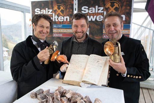 Vorschau Bild von Salzwelten Hallein - Sonderführung "Mit Gruber in
die Grube" anlässlich der Landesaustellung Foto: Mike Vogl -
VOGL-PERSPEKTIVE.AT - 24.11.2018 Heimo Thiel (Gruberdarsteller),
Florian Knopp (Stille Nacht- und Keltenmuseum) und Kurt Thomanek (GF
Salzwelten, CTO Salinen Austria AG) präsentieren den Originaleintrag
von FX Gruber im Befahrungsbuch der Salzwelten