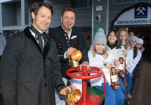 Vorschau Bild von Salzwelten Hallein - Sonderführung "Mit Gruber in
die Grube" anlässlich der Landesaustellung Foto: Mike Vogl -
VOGL-PERSPEKTIVE.AT - 24.11.2018 Heimo Thiel (Gruberdarsteller) und
Kurt Thomanek (GF Salzwelten, CTO Salinen Austria AG) mit
Besucherkindern
