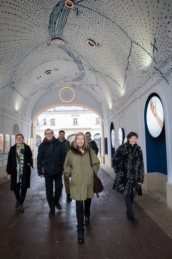  MQ Sternenpassage; v.l.n.r.: Sabine Jelinek, Kuratorin &
Künstlerin; Christian Strasser, Direktor MuseumsQuartier Wien; Vitus
Weh, Konzept MQ Themenpassagen; Hans Schabus, Künstler; Elfie
Semotan, Künstlerin; Antonia Rippel-Stefanska, Künstlerin
