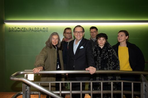 Vorschau Bild von MQ Brückenpassage; v.l.n.r.: Elfie Semotan, Künstlerin; Hans
Schabus, Künstler; Christian Strasser, Direktor MuseumsQuartier
Wien; Vitus Weh, Konzept MQ Themenpassagen; Antonia
Rippel-Stefanska, Künstlerin; Sabine Jelinek, Kuratorin &
Künstlerin;
