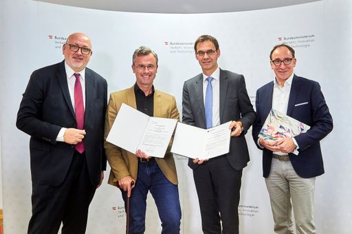  Gruppenfoto nach Unterzeichnung der Verträge