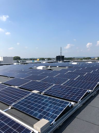  TIGER Coatings setzt auf Solar-Energie: 2.400
Quadratmeter Photovoltaik-Anlage mit einer Gesamtleistung von 400
kWp decken ab 2019 den jährlichen Strombedarf des Unternehmens zu
drei Prozent.