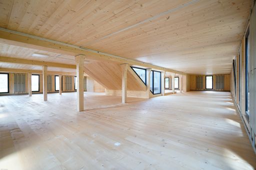 Vorschau Bild von Die Raumgestaltung in den Büro-,
Reparaturwerkstatt- und Technikräumen ist gemäß der für QWSTION
typischen Schlichtheit von der eigenen Designabteilung entworfen und
selbst gebaut worden.