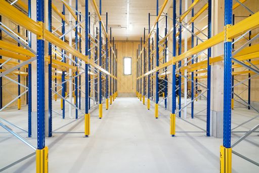Vorschau Bild von Das 400m2 große Hochregal-Lager im Erdgeschoss
bietet Platz für die mehrfach ausgezeichneten, nachhaltige Taschen
und Rucksäcke, die Funktionalität und schlichtes Design vereinen.
Von Tirol aus werden bis dato 45 Länder beliefert.