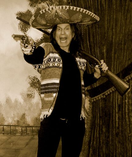 An Ozzy Osbournes 70. Geburtstag, Montag, 3. Dezember 2018,
startet der TV-Sender HISTORY die dritte Staffel des
Family-Roadtrip-Formats "Ozzy & Jack's World Detour" exklusiv in
Deutschland, Österreich und in der Schweiz. Unser Foto zeigt Ozzy
Osbourne bei den Dreharbeiten zu "Ozzy & Jack's World Detour".
(Foto: A+E Networks / HISTORY / Photocredit Mandatory, Editorial Use
Only, No Archive, No Resale) Weiterer Text über ots und
www.presseportal.de/nr/55632 / Die Verwendung dieses Bildes ist für
redaktionelle Zwecke honorarfrei. Veröffentlichung bitte unter
Quellenangabe: "obs/HISTORY/A+E Networks / HISTORY"