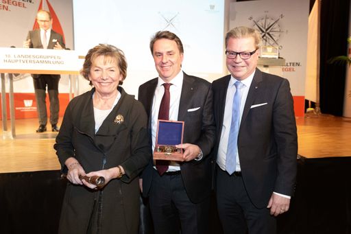 Gratulationen zur Wahl des neuen
Landesgruppenobmanns des WBNÖ (v.l.): WBNÖ Ehrenobfrau Sonja Zwazl,
Landesgruppen-Obmann Wolfgang Ecker und WBNÖ Direktor Harald Servus.