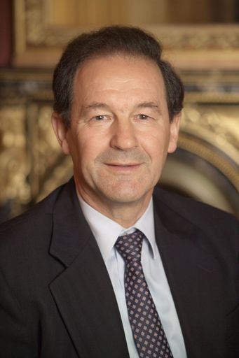 Mag. Norbert Zimmermann, Hauptaktionär und
Vorsitzender des Aufsichtsrats der Berndorf AG sowie
Aufsichtsratsvorsitzender von Schoeller Bleckmann, ist mit heutigem
Tag zum Vorstandsmitglied der B&C Privatstiftung bestellt worden.