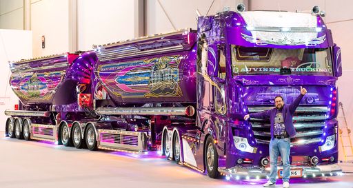  Violett ist Maras Lieblingsfarbe: Mit dem Mercedes-Benz Actros
2663 Lowrider gewinnt der Besitzer Mika Auvinen nicht nur Titel auf
Festivals, sondern er verdient damit auch seine Brötchen. Denn der
farbenfrohe 76 Tonnen schwere Blickfang des Finnen wird im
Logistikgewerbe eingesetzt und transportiert normalerweise Zement.
Rund 6.000 Arbeitsstunden und 450.000 Euro Materialkosten waren
notwendig, um den Truck in ein violettes Kunstwerk zu verwandeln.
Dieses und weitere Crazy Cars erwarten Besucher und Fans auf dem
PS-Festival Essen Motor Show vom 1. bis zum 9. Dezember (30.
November: Preview Day) in der Messe Essen.