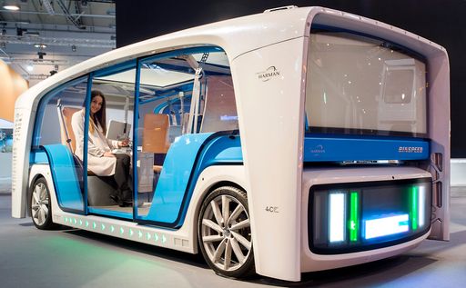 Vorschau Bild von Model Mara fragt sich »Wie fahren wir in der Zukunft?«: Bereits
seit Jahrzehnten überrascht der Schweizer Frank Rinderknecht mit
futuristischen Concept Cars - so auch mit der Studie »Rinspeed
Snap«, bestehend aus zwei Elementen. Die Plattform trägt die
komplette Technik und Mechanik. Davon lässt sich die Fahrgastzelle
mit vier Sitzplätzen abtrennen und im Stand sinnvoll nutzen -
beispielsweise zum Campen. Als Fahrzeug der Zukunft fährt der
Rinspeed Snap natürlich vollelektrisch und autonom. Dieses und
weitere Concept Cars erwarten Besucher und Fans auf dem PS-Festival
Essen Motor Show vom 1. Dezember bis zum 9. Dezember (30. November:
Preview Day) in der Messe Essen.