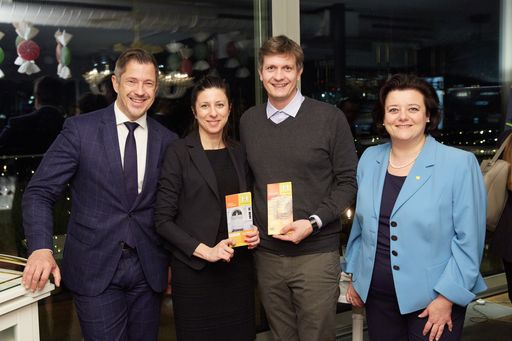  Spenden für das Wiener Hilfswerk beim Abendevent
von Bearinpoint Austria: Andreas Unger BearingPoint, Lorena Skiljan
Blockchain Austria, Christoph Zinganell Collective Energy, Sabine
Geringer GF Wiener Hilfswerk.
