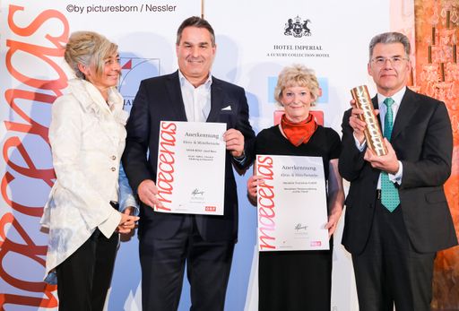  v.r.n.l.: Dr. Wolfgang Habermayer, CEO der Merito
String Instruments Trust GmbH mit dem Maecenas Hauptpreis 2018,
Margit Ganahl (Montafon Tourismus GmbH) und Josef Renz (ANTIK RENZ)
jeweils mit Anerkennungspreis in der Kategorie „Klein-und
Mittelbetriebe“, Mag. Brigitte Kössner-Skoff, GF der Initiative
Wirtschaft für Kunst und Initiatorin des Maecenas-Preises.