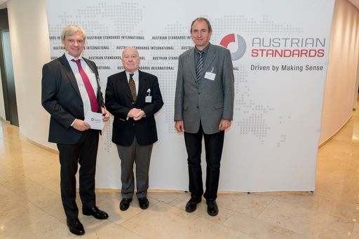 v.li.n.re.: Andreas Kovar, Moderator der
Jahrestagung Bau, o. Univ.Prof. DDr. Walter Barfuß, Präsident
Austrian Standards International, Dipl.-Ing. Dr. Rainer Pawlick,
Wirtschaftskammer Wien, Landesinnung Wien Bau