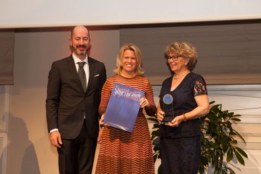 Vorschau Bild von Mutter Karin und Oma Helga nahmen stellvertretend
für Dominic Thiem dessen Auszeichnung als SUPERSON, als
Persönlichkeit des Jahres in Österreich 2018, entgegen.