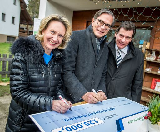 Unterzeichnung des Schecks über 125.000 Euro DI
Christina Fromme-Knoch (Aufsichtsratsvorsitzende WIG), Dr. Michael
Junghans (Sprecher der WIG Geschäftsführung), Mag. Michael Kern (WIG
Aufsichtsratsvorsitzender Stv.)