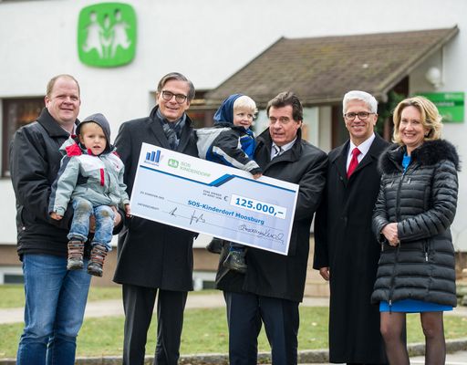 Vorschau Bild von 1.000 Euro für jedes Jahr des Bestehens:
Wietersdorfer Gruppe spendet 125.000 Euro an SOS-Kinderdorf
v.l.n.r.: Michael Trebo (Dorfleiter), Dr. Michael Junghans (Sprecher
der WIG Geschäftsführung), Mag. Michael Kern (WIG
Aufsichtsratsvorsitzender Stv.), Norbert Meder (SOS Kinderdorf
International Chef), DI Christina Fromme-Knoch
(Aufsichtsratsvorsitzende WIG)