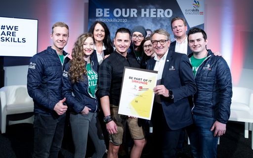 Vorschau Bild von EuroSkills 2020-Pate Andreas Gabalier mit dem
EuroSkills 2020 Aufsichtsratsvorsitzenden Josef Herk und mit den
Geschäftsführern Harald del Negro und Angelika Ledineg