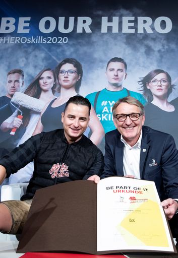Vorschau Bild von Unterzeichnung Urkund Patenschaft EuroSkills 2020
mit Andreas Gabalier und EuroSkills 2020 Aufsichtsratsvorsitzenden
Josef Herk Fotocredit: Marija Kanizaj