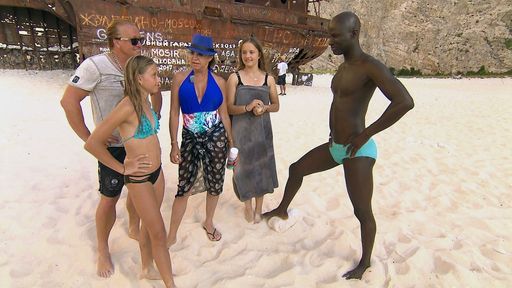 Model und Laufsteg-Coach Papis Loveday gibt Shania Geiss in
Griechenland Modelnachhilfe und ist am Ende mächtig stolz auf seinen
Schützling. Am Strand verkündet er vor versammelter Familie Geiss
ganz besondere Neuigkeiten... Eine neue Folge "Die Geissens - Eine
schrecklich glamouröse Familie!" am Montag, 3. Dezember, um 20:15
Uhr bei RTL II. Weiterer Text über ots und
www.presseportal.de/nr/6605 / Die Verwendung dieses Bildes ist für
redaktionelle Zwecke honorarfrei. Veröffentlichung bitte unter
Quellenangabe: "obs/RTL II"