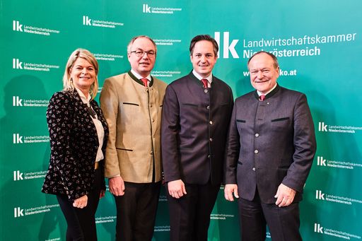  Gemeinsam die Zukunft der Landwirtschaft gestalten:
NÖ Bauernbunddirektorin Labg. Klaudia Tanner, LH-Stv. Stephan
Pernkopf und Präs. Hermann Schultes (r.) gratulieren dem neuen
Präsidenten der Landwirtschaftskammer NÖ, NAbg. Johannes
Schmuckenschlager.