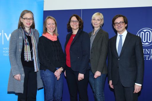 v.l.n.r.: Michaela Fritz (Vizerektorin der
Medizinischen Universität Wien), Klaudia Schossleitner (MedUni
Wien), Sabine Taschner-Mandl (St. Anna Kinderkrebsforschung),
Veronika Somoza (Univeristät Wien), Michael Stampfer
(Geschäftsführer des WWTF) im Rektoratssaal der Medizinischen
Universität Wien