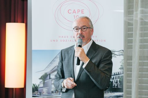 Univ-Prof. Dr. Siegfried Meryn bei der Präsentation von CAPE 10.