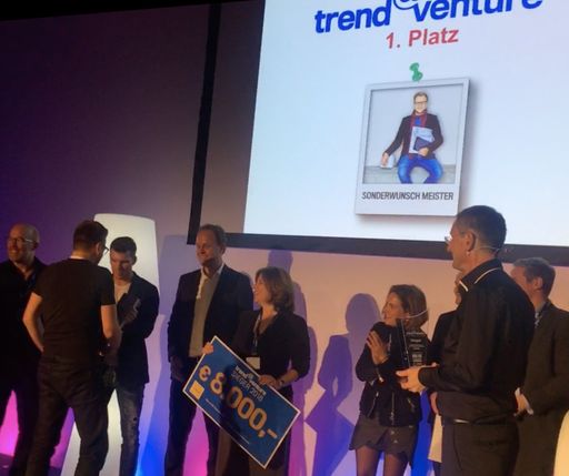  Oliver Judex vom Trend bittet den Milan Zahradnik,
den Founder & CEO des Siegerteams auf die Bühne, der wiederum sein
ganzes Team mitnimmt.