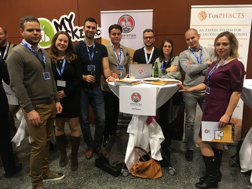 Vorschau Bild von Auf diesem Foto sehen Sie unser Team, das sich vor dem finalen
Pitch noch um letzte Einzelheiten kümmert.