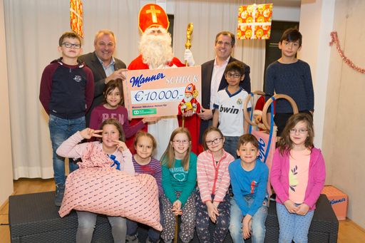  Manner; SOS-Kinderdorf; Besuch des Nikolo; Übergabe
eines Spenden-Schecks über  10.000 an SOS-Kinderdörfer; Dezember
2018.Photo: Bernhard Noll / Manner.