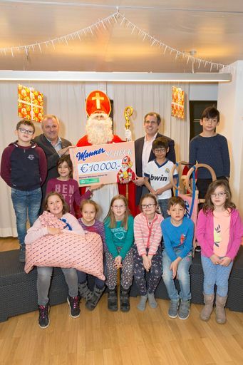 Vorschau Bild von Manner; SOS-Kinderdorf; Besuch des Nikolo; Übergabe
eines Spenden-Schecks über 10.000 an SOS-Kinderdörfer; Dezember
2018.Photo: Bernhard Noll / Manner.
