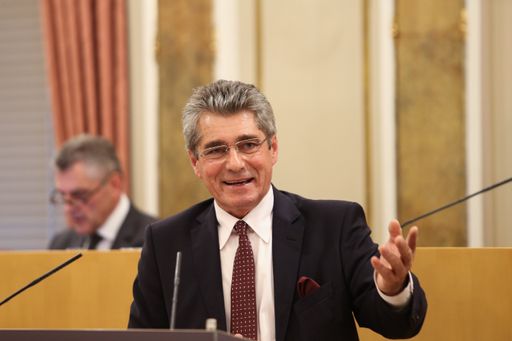 FPÖ-Klubobmann Mahr am Rednerpult im Oö. Landtag