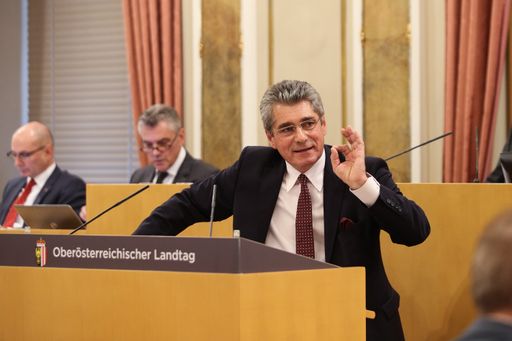 Vorschau Bild von FPÖ-Klubobmann Mahr am Rednerpult im Oö. Landtag