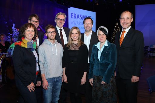 https://www.apa-fotoservice.at/galerie/16348 Im Bild vorne
v.l.n.r. die Erasmus+ Botschafter/innen Evelyn Kaindl-Ranzinger
(Steirischer Museumsverband), Anselm Herold (FH JOANNEUM), Kristina
Gugerbauer (Europäische Mittelschule Neustiftgasse) und Sandra
Jagersberger (Hertha Firnberg Schulen) sowie dahinter Ernst
Gesslbauer (OeAD-GmbH), Martin Netzer (BMBWF), Stefan Zotti
(OeAD-GmbH) und Jörg Wojahn (Europäische Kommission).