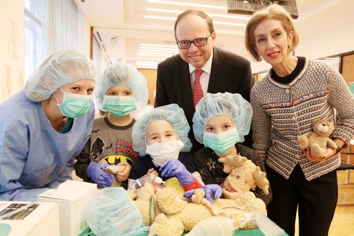  https://www.apa-fotoservice.at/galerie/16500
Hunderte Kids mit ihren Lieblings-Teddys, Schmusetiere und Puppen
kamen heute zum Auftakt ins Teddybärkrankenhaus in Wien, eine
Kooperation zwischen der MedUni Wien, der Austrian Students‘
Association (AMSA), der Ärztekammer für Wien, Johanniter und dem
akademischen Fachverein österreichischer Pharmazeuten