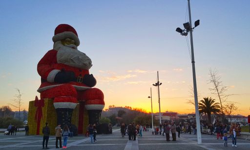 Der größte Weihnachtsmann wurde von der portugiesischen Gemeinde
Agueda aufgestellt - er war 21,08 Meter hoch (12. Dez. 2016)
Weiterer Text über ots und www.presseportal.de/nr/33603 / Die
Verwendung dieses Bildes ist für redaktionelle Zwecke honorarfrei.
Veröffentlichung bitte unter Quellenangabe: "obs/Ravensburger
Buchverlag GmbH/Guinness World Records"