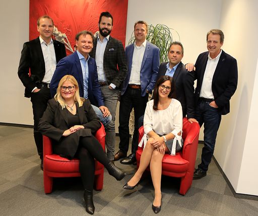 Vorschau Bild von Die neuen Partner von links nach rechts stehend:
Gernot Memmer, Erich Liegl, Helmut List, Martin Mayerhofer, Martin
Domenig, Werner Taurer. Von link nach rechts sitzend: Karin Stefanie
Niederer, Rita Einöder