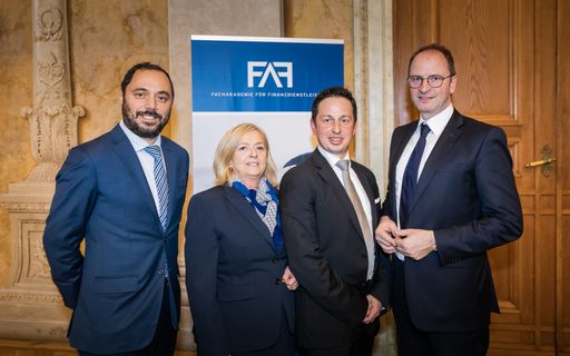 Vorschau Bild von Der FAF-Vorstand gratuliert ihren Absolventen.