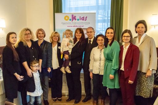  OKIDS Pressekonferenz 2018 - v.l.n.r: Familie
Mühl-Hittinger, OA Dr. Vassiliki Konstantopoulou, Univ.-Prof. Dr.
Ladenstein, MBA, Familie Wimmer / Dr. Neumann, OA Dr. Sabine Renner,
Mag. Dr. Dr. Alexandra Kreissl, MSc, Univ.-Prof. Dr. Susanne
Greber-Platzer, MBA, Andrea Mikolasek