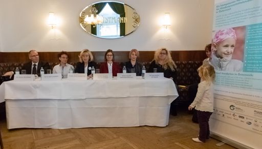 Vorschau Bild von Im Bild v.l.n.r.: Dr. Thomas Neumann, Dr. Sabine
Renner, Dr. Ruth Ladenstein, Dr. Susanne Greber-Platzer, Dr.
Vassiliki Konstantopoulou, SR Ulrike Mühl-Hittinger
