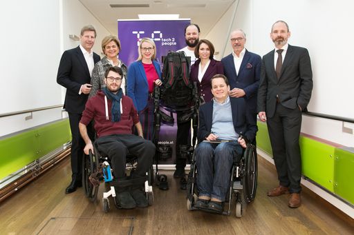  https://www.apa-fotoservice.at/galerie/16827 Im Bild v.l.n.r.
hinten: Julian M. Hadschieff (PremiQaMed-Vorstandsvorsitzender),
Bettina Glatz-Kremsner (Vorstandsdirektorin der Österreichischen
Lotterien), Bundesministerin Margarete Schramböck, Dennis Veit
(tech2people-Mitinitiator), Sigrid Anna Kuhn
(Nachhaltigkeitssprecherin von MediaMarktSaturn Österreich)
Mediziner Siegfried Meryn (Medizinische Universität Wien), Michael
Seitlinger (tech2people-Mitinitiator). Vorne: Exoskelett-Nutzer der
ersten Stunde Maximilian Pölzl und tech2people-Initiator Gregor
Demblin