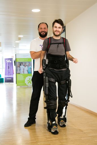 Vorschau Bild von Im Bild v.l.n.r.: Therapieteilnehmer Maximilian
Pölzl im Exoskelett und Physiotherapeut Dennis Veit, Mitinitiator
von tech2people