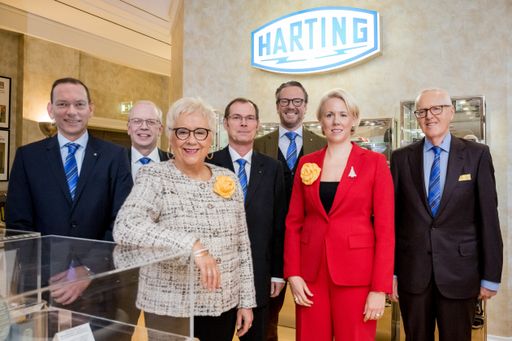 Der HARTING Vorstand ist mit dem abgelaufenen Geschäftsjahr
2017/18 sehr zufrieden: Andreas Conrad, Dr. Michael Pütz, Margrit
Harting, Dr. Frank Brode, Philip Harting, Maresa Harting-Hertz und
Dietmar Harting (von links nach rechts). Weiterer Text über ots und
www.presseportal.de/nr/120318 / Die Verwendung dieses Bildes ist für
redaktionelle Zwecke honorarfrei. Veröffentlichung bitte unter
Quellenangabe: "obs/HARTING Stiftung & Co. KG"