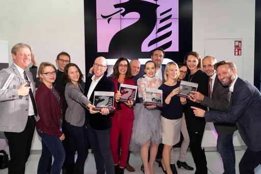  Die Gewinner des Abends, v.l. Roland Reischl
(WOCHE, Gewinner Kategorie Gesellschaft), Gudrun Pichler (Uni Graz,
Gewinner Kategorie Wissenschaft), Martin Novak (Fachgruppe Werbung &
Marktkommunikation), Gerhild Leljak und Andreas Schweiger (Uni
Graz), Birgit und Michael Glöckner (Ennstal Classic, Gewinner
Kategorie Tourismus), Eva Poleschinski (Kommunikatorin des Jahres),
Edgar Schnedl (Fachgruppenobmann Werbung & Marktkommunikation),
Beate Mosing und Cornelia Kröpfl (Doppelpunkt, Projekt "(Z)Eichen
setzen", Gewinner Kategorie Wirtschaft), Gudrun Wölfl (proHolz
Steiermark, Projekt "(Z)Eichen setzen"), Herwig Schüssler
(Landesforstdirektion, Projekt (Z)Eichen setzen), Thomas Zenz
(Organisator PR-Panther, FG Werbung & Marktkommunikation)