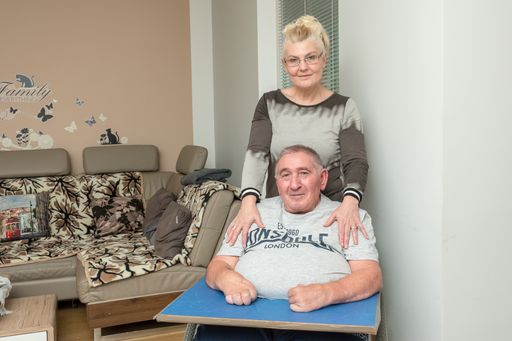 Vorschau Bild von Seit fünf Jahren pflegt Biljana Misic ihren Mann
Vukasin, der seit einem Arbeitsunfall auf fremde Hilfe angewiesen
ist.