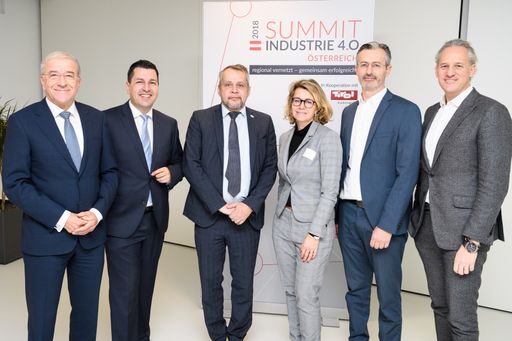 Im Bild v.l.n.r.: Kurt Hofstädter
(Vorstandsvorsitzender Plattform Industrie 4.0 Österreich), Marcus
Hofer (Geschäftsführer Standortagentur Tirol), Michael Wiesmüller
(Abteilungsleiter Bereich Innovation, Bundesministerium für Verkehr,
Innovation und Technologie), Eva King (Digitalisierungsexpertin
Arbeiterkammer Vorarlberg), Joachim Heinzl (Geschäftsführer
Wirtschafts-Standort Vorarlberg) und Martin Ohneberg (Präsident
Industriellenvereinigung Vorarlberg) bei der Pressekonferenz