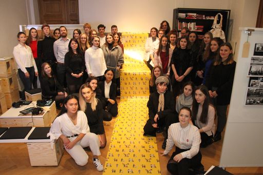 Vorschau Bild von Schüler und Schülerinnen der HTL Salzburg
präsentieren vor Ort ihr gemeinsames Projekt mit dem Museum der
Moderne Salzburg: "Nanu statt Tabu?! Kunst und Geschichte der 1970er
Jahre"