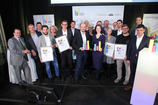 Vorschau Bild von Im Bild die Finalistinnen und Finalisten der
Kategorie Evolution und der Kategorie Revolution mit dem Sponsor
APA-IT, der Jury und den Initiatoren der Digital Business Trends
v.l.n.r.: Thomas Stern (Braintrust), Robert Sablatnig (TU Wien),
Alexis Johann (styria digital one, FehrAdvice & Partners), Philipp
Etzlinger (uugot.it), Barbara Rauchwarter (APA – Austria Presse
Agentur), Paul Blazek (Combeenation), Lukas Pinter (Combeenation),
Klaus Pilsl (Combeenation), Michael Nentwich (Österreichische
Akademie der Wissenschaften, ÖAW), Nicola Dietrich (styria digital
one), Veronika Haberler (LeReTo), Peter Melicharek (LeReTo), Gerhard
Ecker (ToxPHACTS), Anika Dangl (ToxPHACTS), Alexander Falchetto
(APA-IT), Florian Müllner (Digitaler Schifffahrtsassistent - DSA),
Petar Iliev (getsby), Gerald Tretter (Digitaler
Schifffahrtsassistent - DSA), Mario Mayerthaler (A1 Group)