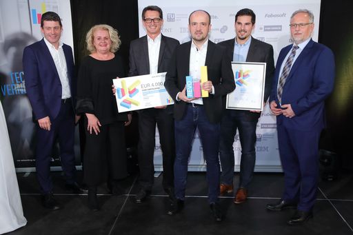 Vorschau Bild von Im Bild die Sieger der Kategorie Revolution mit dem
Sponsor und den Initiatoren der Digital Business Trends v.l.n.r.:
Alexis Johann (styria digital one, FehrAdvice & Partners), Barbara
Rauchwarter (APA – Austria Presse Agentur), Paul Blazek
(Combeenation), Klaus Pilsl (Combeenation), Lukas Pinter
(Combeenation), Alexander Falchetto (APA-IT)