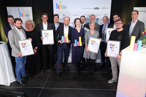 Vorschau Bild von Im Bild die Finalistinnen und Finalisten der
Kategorie Evolution und der Kategorie Revolution mit dem Sponsor
APA-IT, der Jury und den Initiatoren der Digital Business Trends
v.l.n.r.: Alexis Johann (styria digital one, FehrAdvice & Partners),
Philipp Etzlinger (uugot.it), Barbara Rauchwarter (APA – Austria
Presse Agentur), Paul Blazek (Combeenation), Lukas Pinter
(Combeenation), Klaus Pilsl (Combeenation), Veronika Haberler
(LeReTo), Peter Melicharek (LeReTo), Anika Dangl (ToxPHACTS),
Gerhard Ecker (ToxPHACTS), Alexander Falchetto (APA-IT), Florian
Müllner (Digitaler Schifffahrtsassistent – DSA), Petar Iliev
(getsby) und Gerald Tretter (Digitaler Schifffahrtsassistent - DSA)