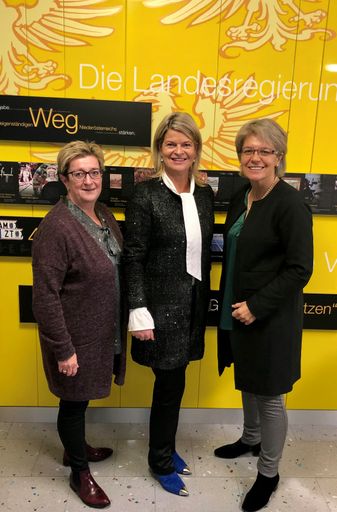Landesgeschäftsführerin Dorothea Renner,
Frauensprecherin LAbg. Klaudia Tanner, Landesleiterin LR Petra
Bohuslav (v.l.n.r.): Großes Verantwortungsbewusstsein für
Frauenpolitik als Teil der Gesellschaftspolitik.